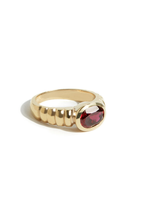 Oval Art Deco Ring in Gold