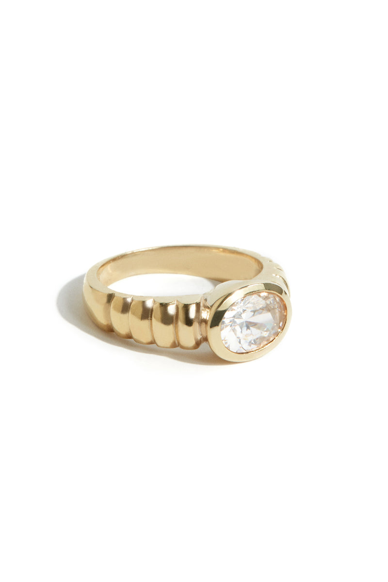 Oval Art Deco Ring in Gold
